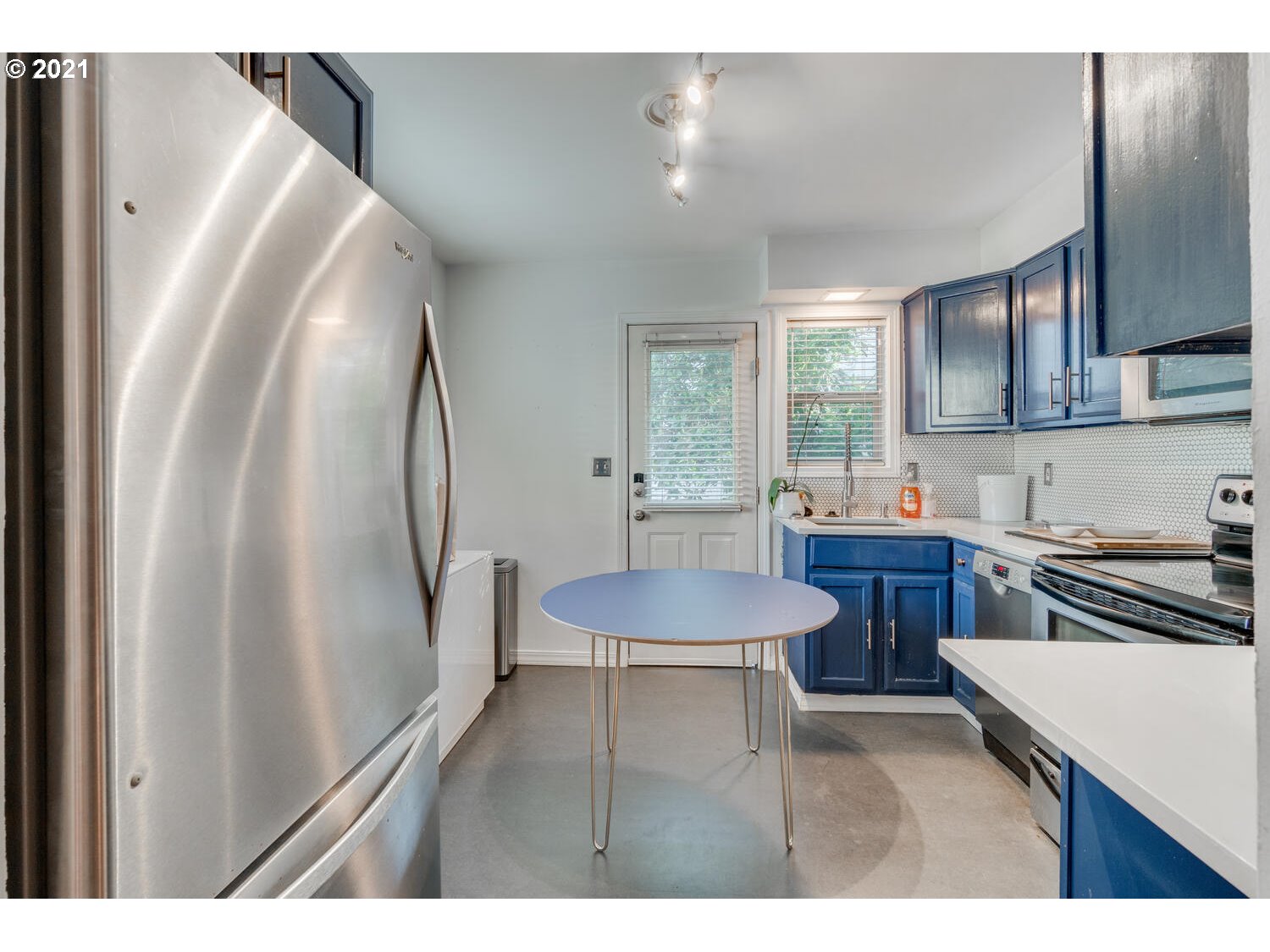 5219 Southwest View Point Terrace, Unit 1 Portland, OR 97239 - Photo 9 of 21 Gallery Image 9