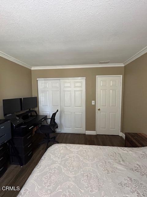 323 Sycamore Street Santa Paula, CA 93060 - Photo 11 of 20 a bedroom with a bed and a dresser