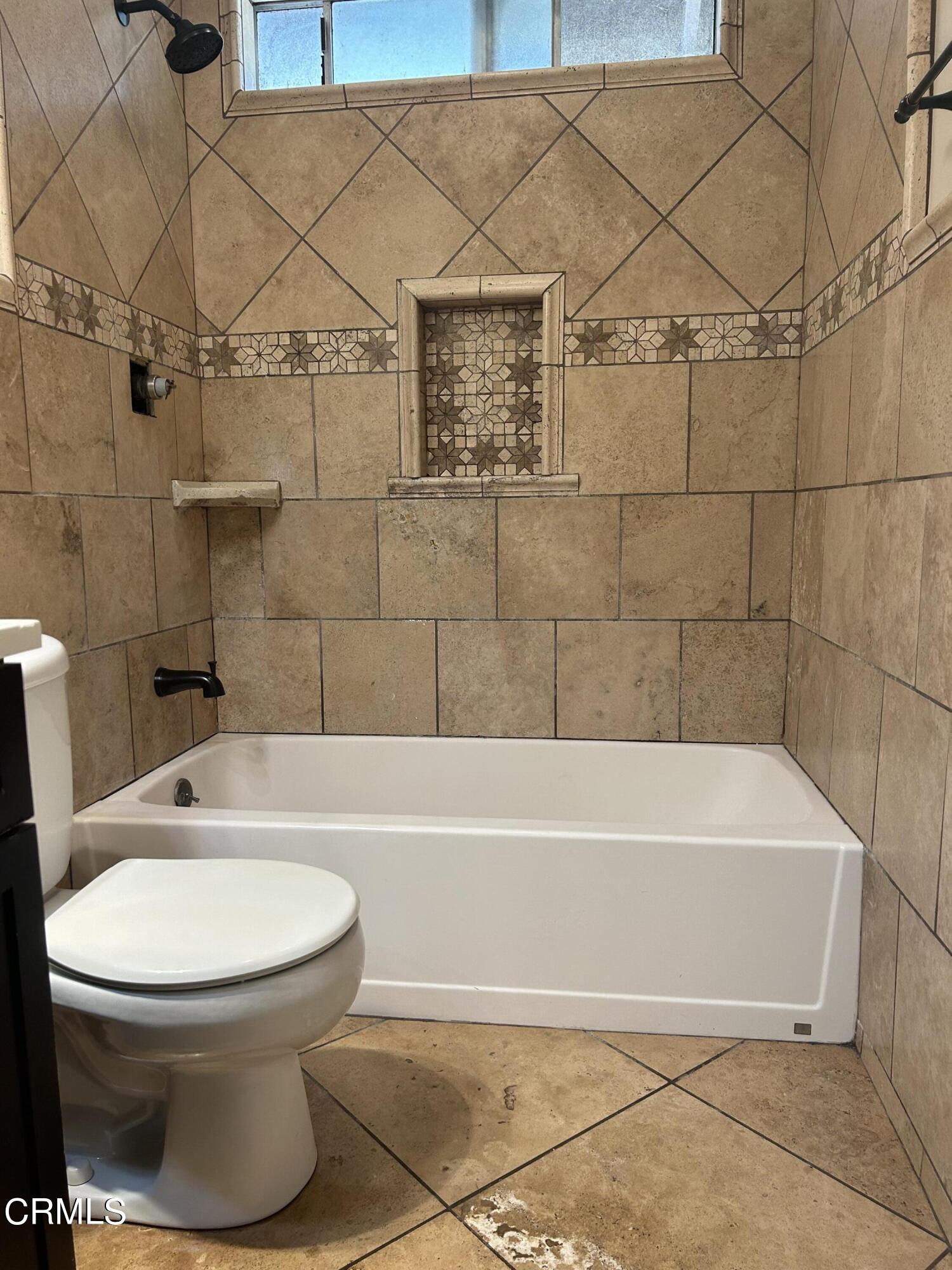 323 Sycamore Street Santa Paula, CA 93060 - Photo 16 of 20 a bathroom with a toilet and a bathtub