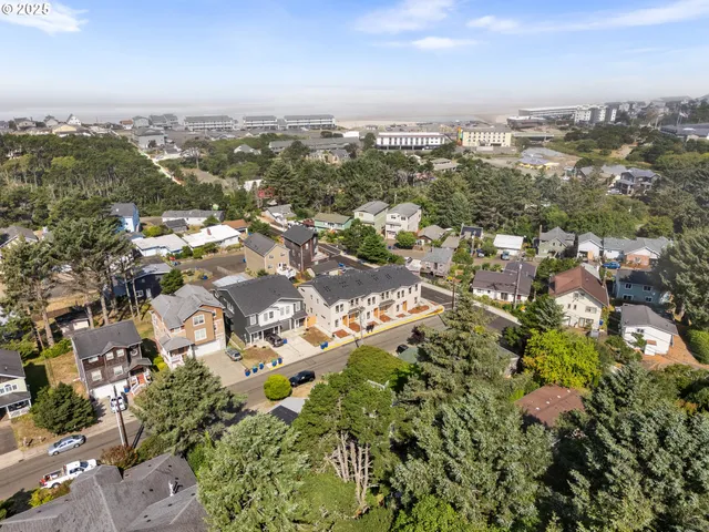 $389,900 | 305 Southeast Jetty Avenue, Unit A, Lincoln City, OR 97367