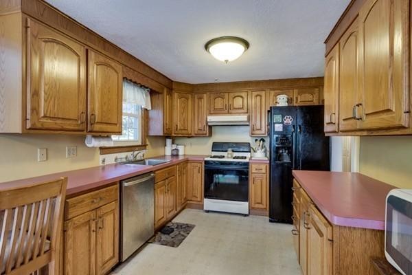 31 Pinecrest Road Holliston, MA 01746 - Photo 4 of 26 Gallery Image 4