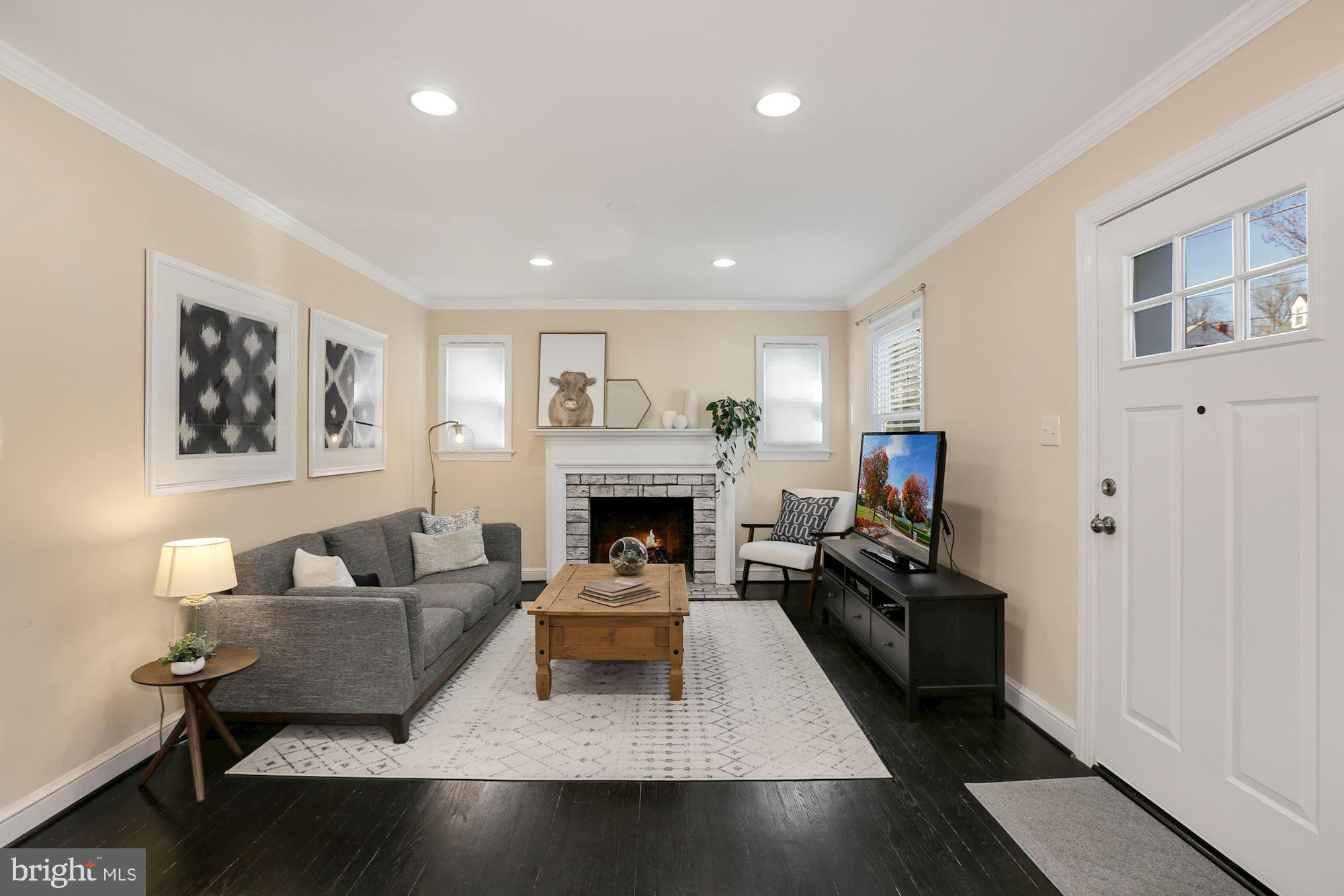 10211 Carson Place Silver Spring, MD 20901 - Photo 3 of 33 Living room