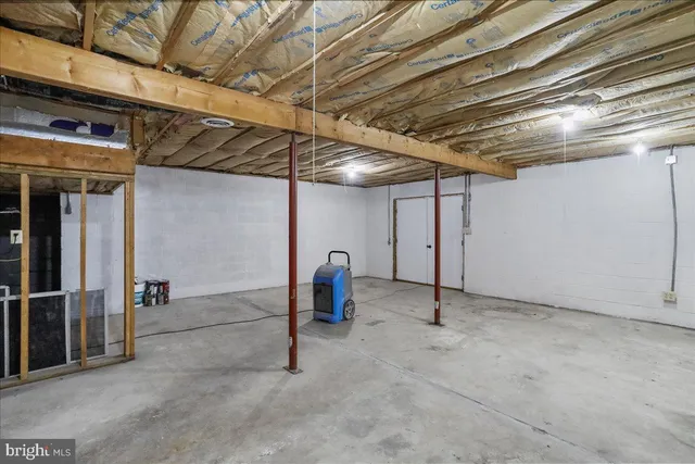 a view of empty room with air conditioner