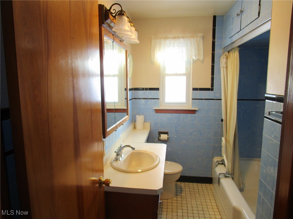 2921 Decamp Road Youngstown, OH 44511 - Photo 15 of 27 Another view of the Bathroom