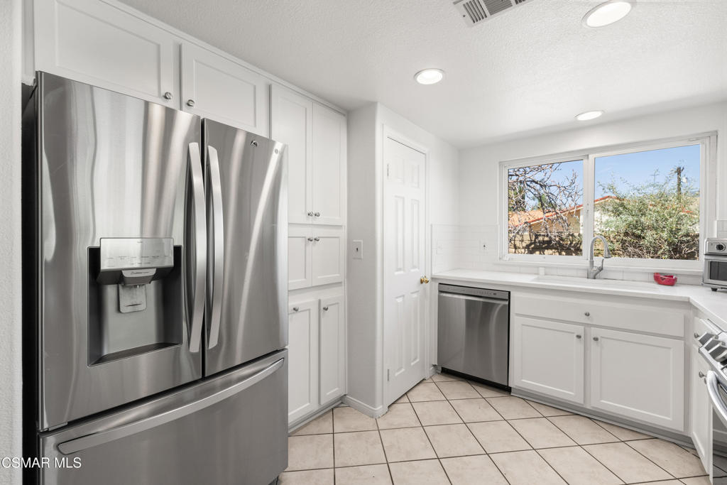 2050 Cheam Avenue Simi Valley, CA 93063 - Photo 7 of 21