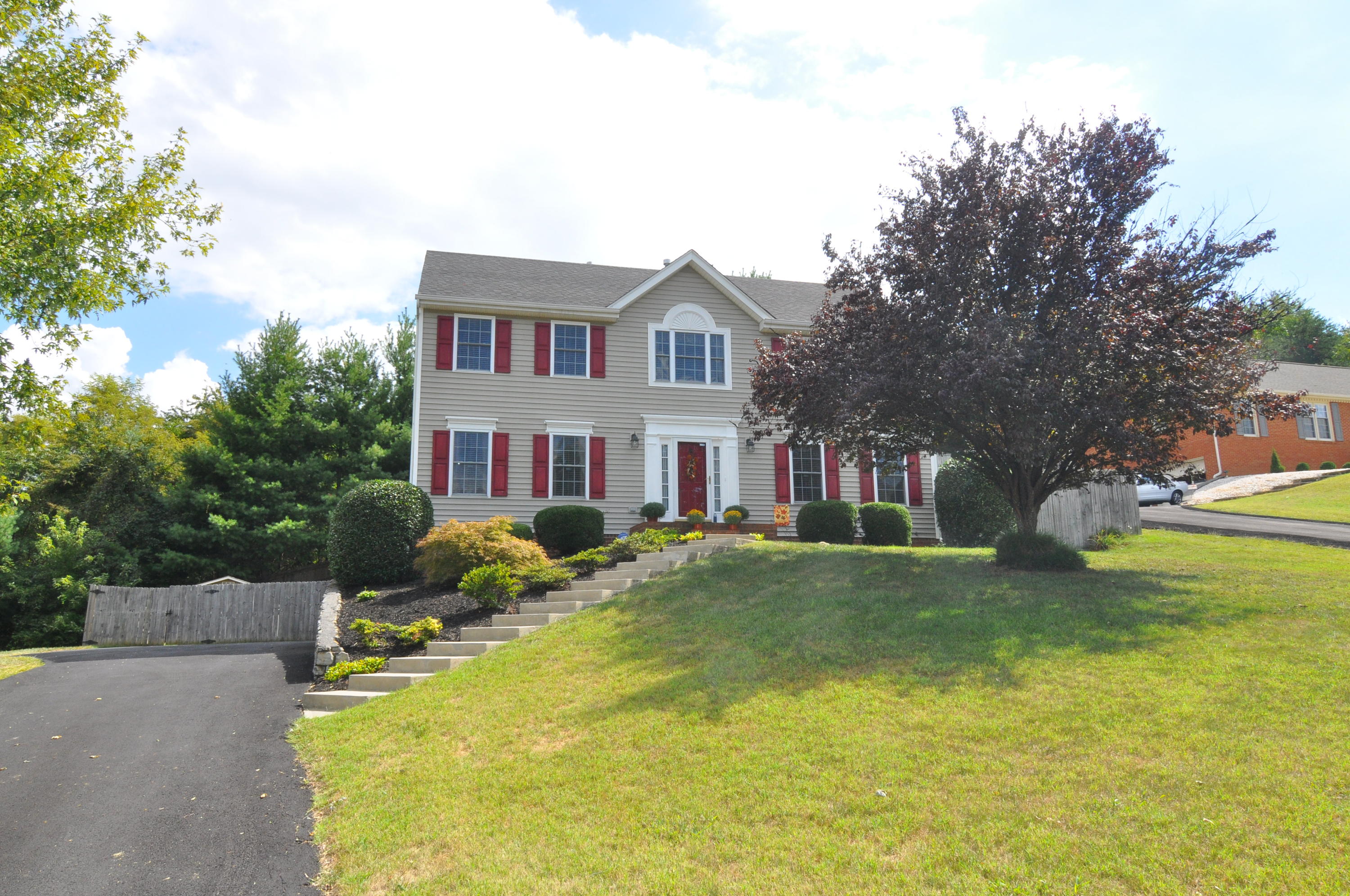 5204 Setter Road Roanoke, VA 24012 - Photo 1 of 41 Front