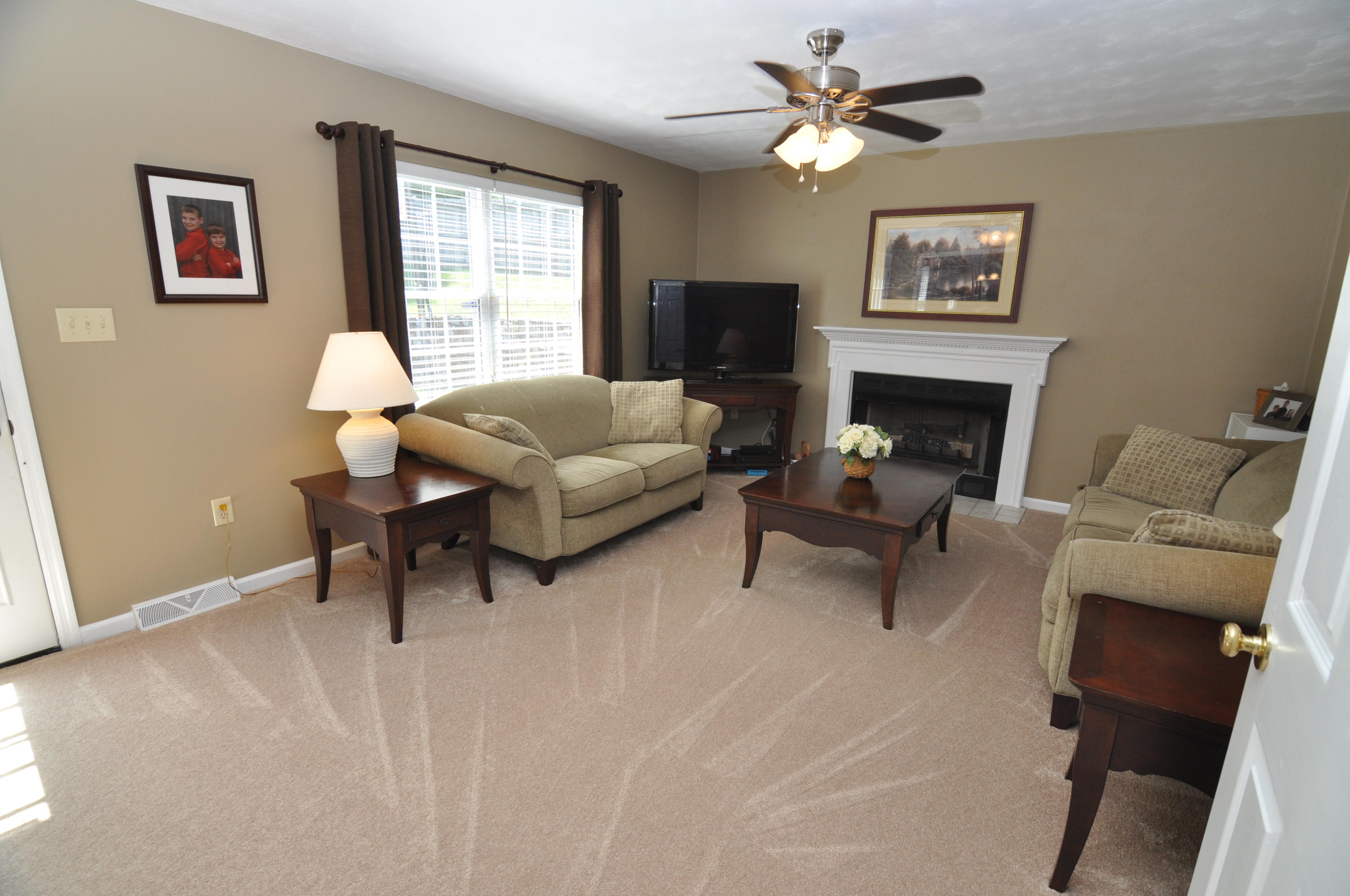 5204 Setter Road Roanoke, VA 24012 - Photo 14 of 41 LIVING ROOM