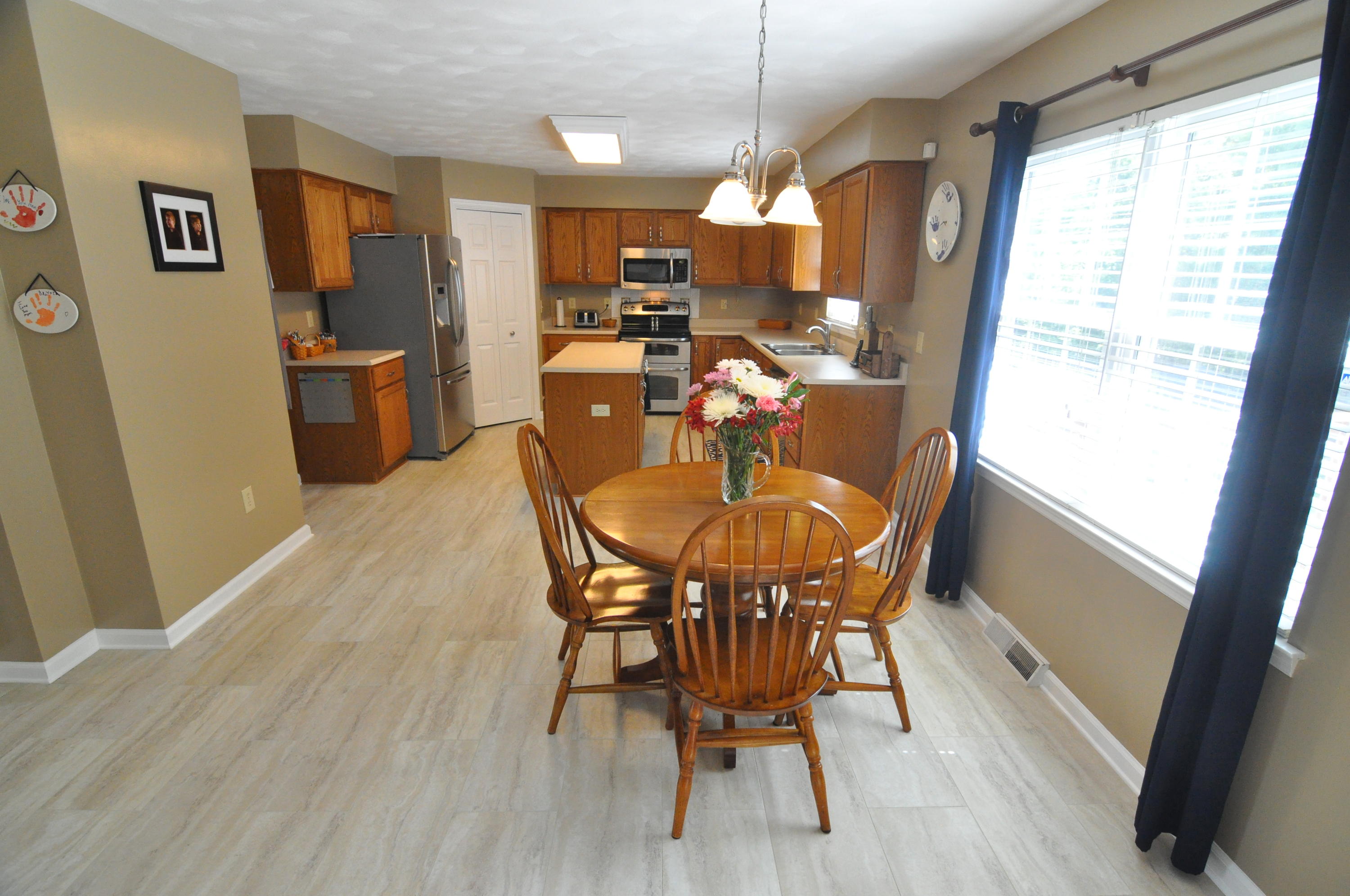 5204 Setter Road Roanoke, VA 24012 - Photo 6 of 41 OPEN BREAKFAST AREA