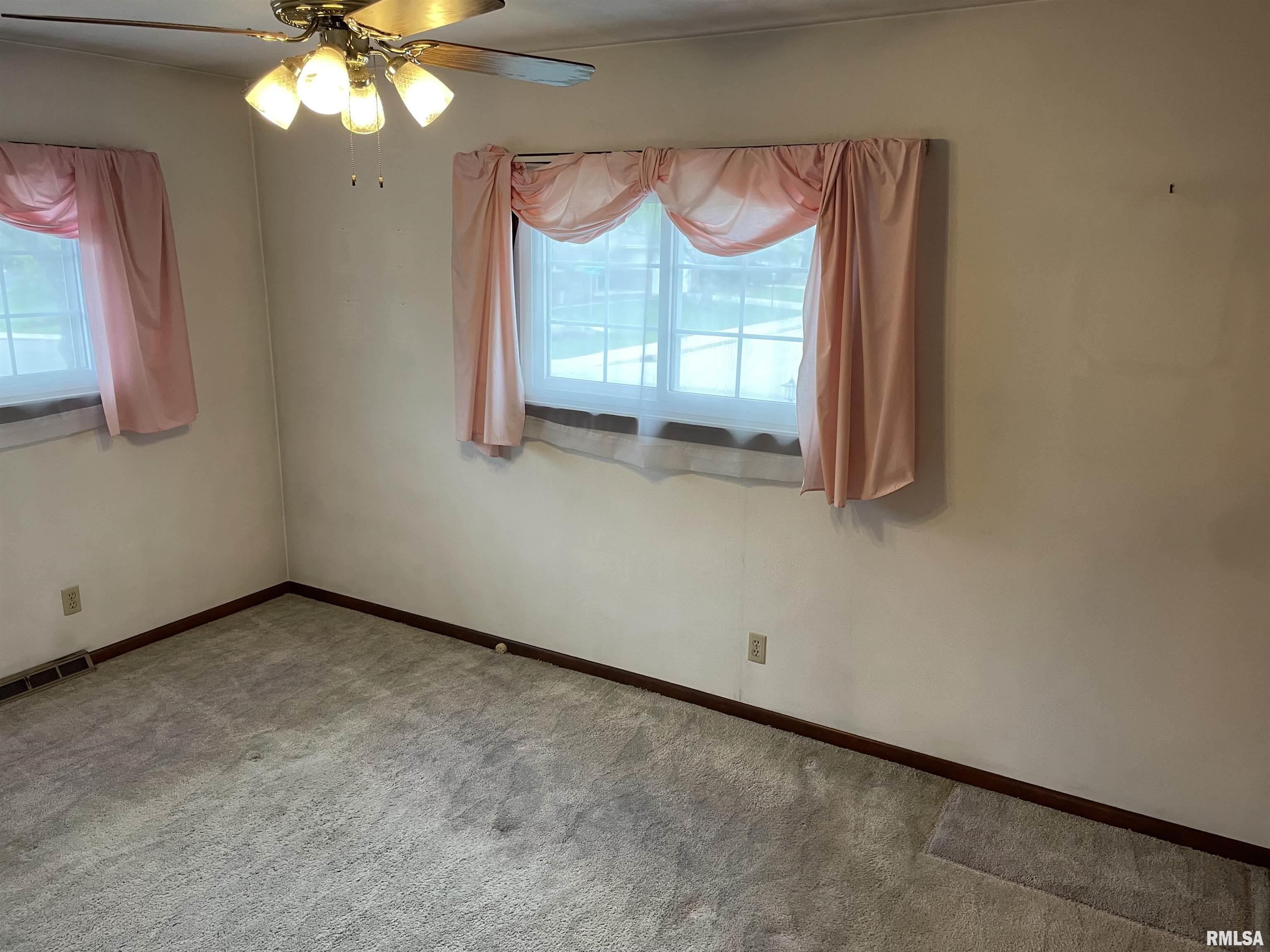 1716 West Queens Court Road Peoria, IL 61614 - Photo 21 of 54 Gallery Image 21