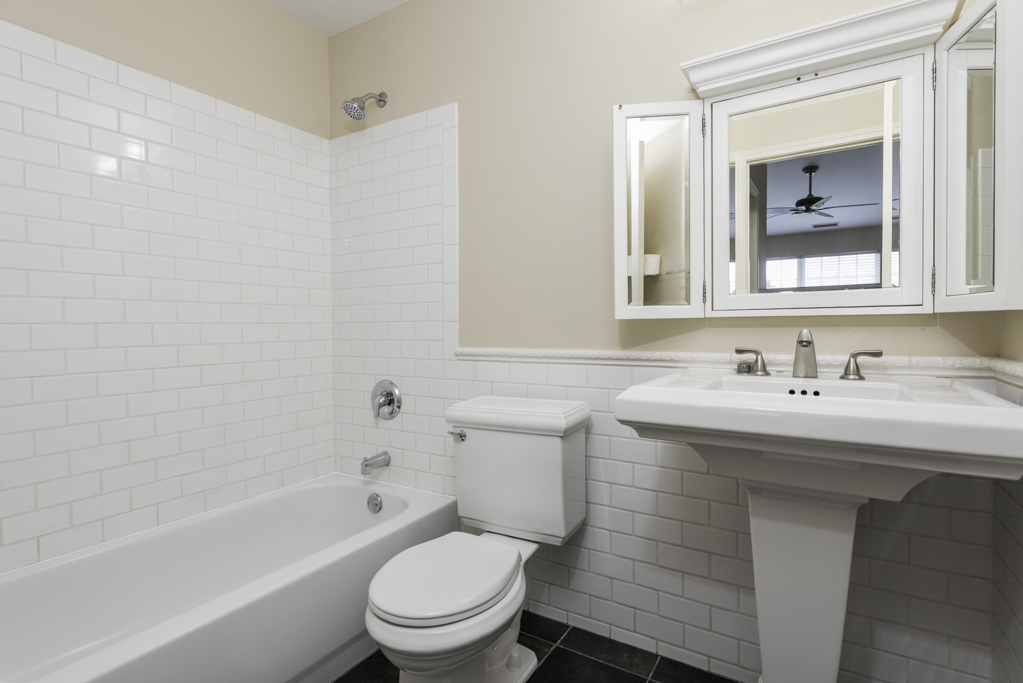 17876 Braewick Road Gurnee, IL 60031 - Photo 16 of 28 a bathroom with a sink toilet vanity and tub
