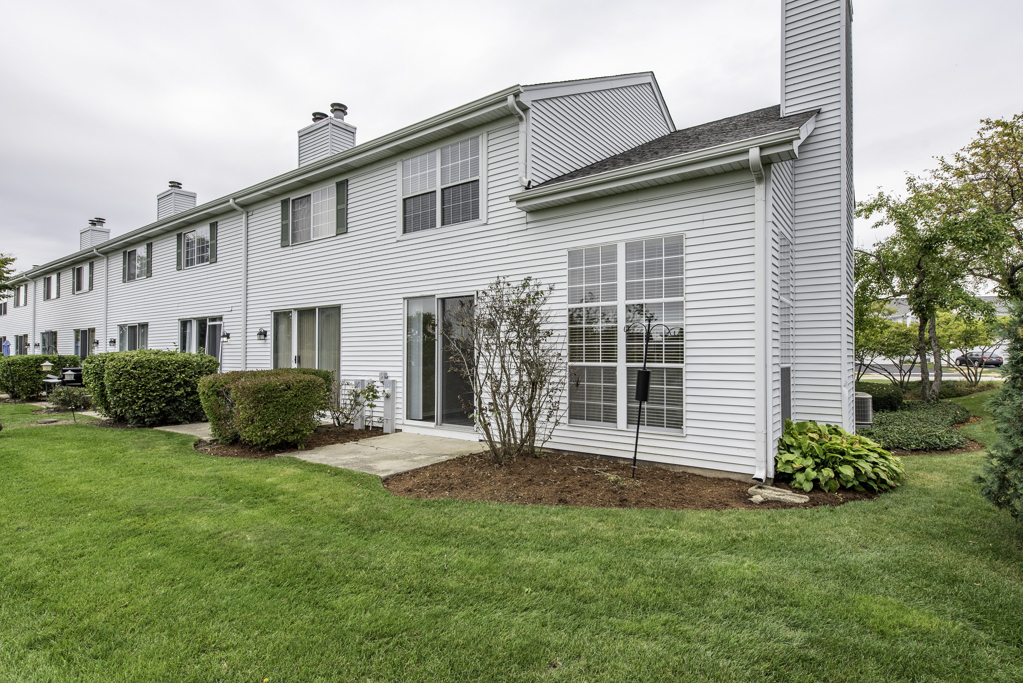17876 Braewick Road Gurnee, IL 60031 - Photo 2 of 28 a front view of a house with garden