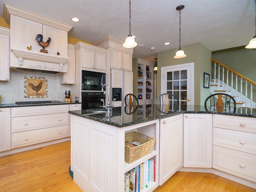 47 Bates Point Road Webster, MA 01570 - Photo 3 of 30 Gallery Image 3