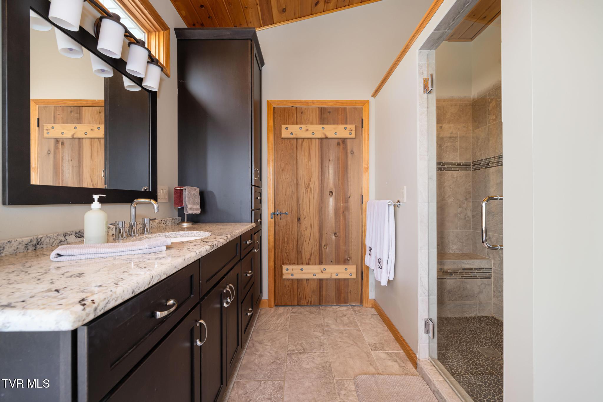 435 Cherokee Mountain Road Jonesborough, TN 37659 - Photo 27 of 75 Primary bathroom