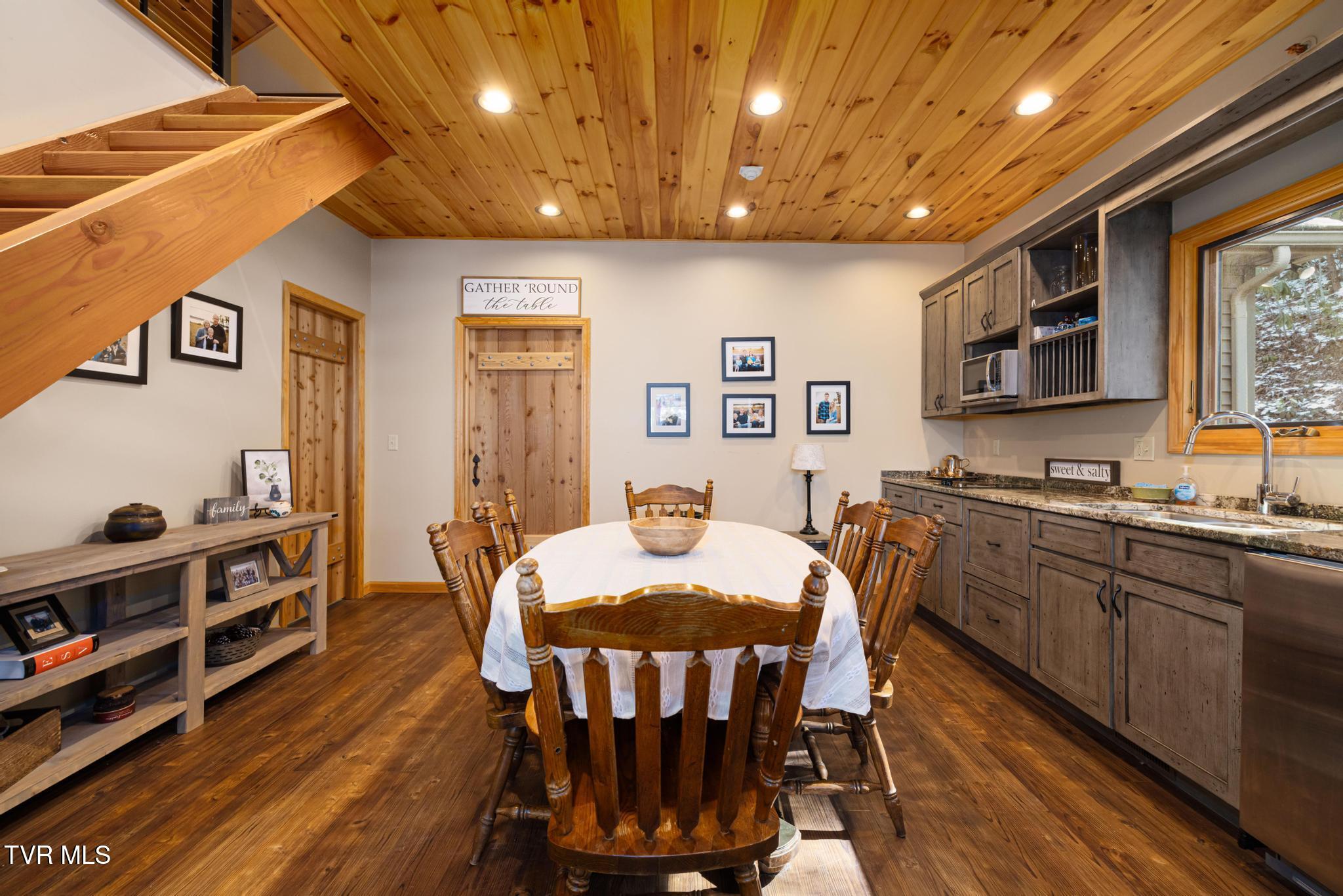 435 Cherokee Mountain Road Jonesborough, TN 37659 - Photo 37 of 75 Second dining room