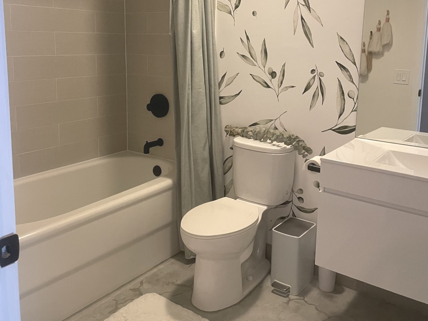 320 East 21st Street, Unit 215 Chicago, IL 60616 - Photo 14 of 18 a bathroom with a toilet and a bathtub