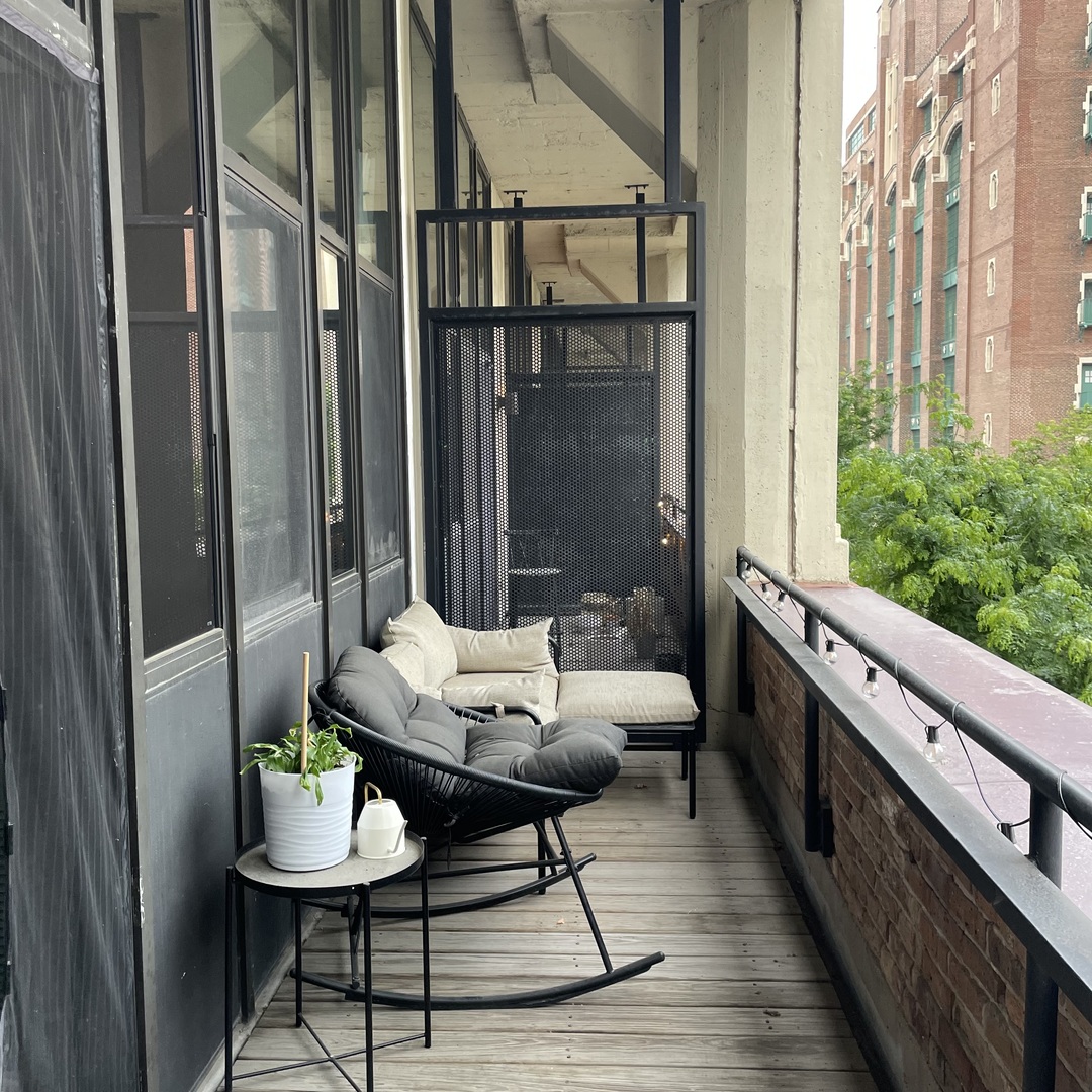 320 East 21st Street, Unit 215 Chicago, IL 60616 - Photo 15 of 18 a balcony with chairs and table in a balcony