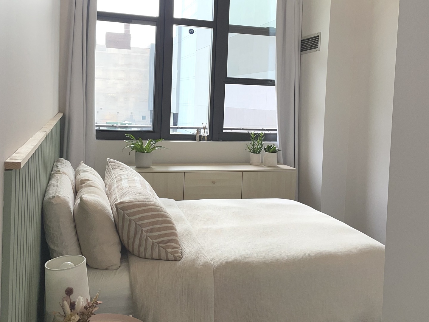 320 East 21st Street, Unit 215 Chicago, IL 60616 - Photo 10 of 18 a bedroom with a bed and a large window