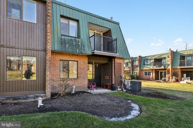 $180,000 | 1515 Meadowview Lane, Unit 1515, Mont Clare, PA 19453