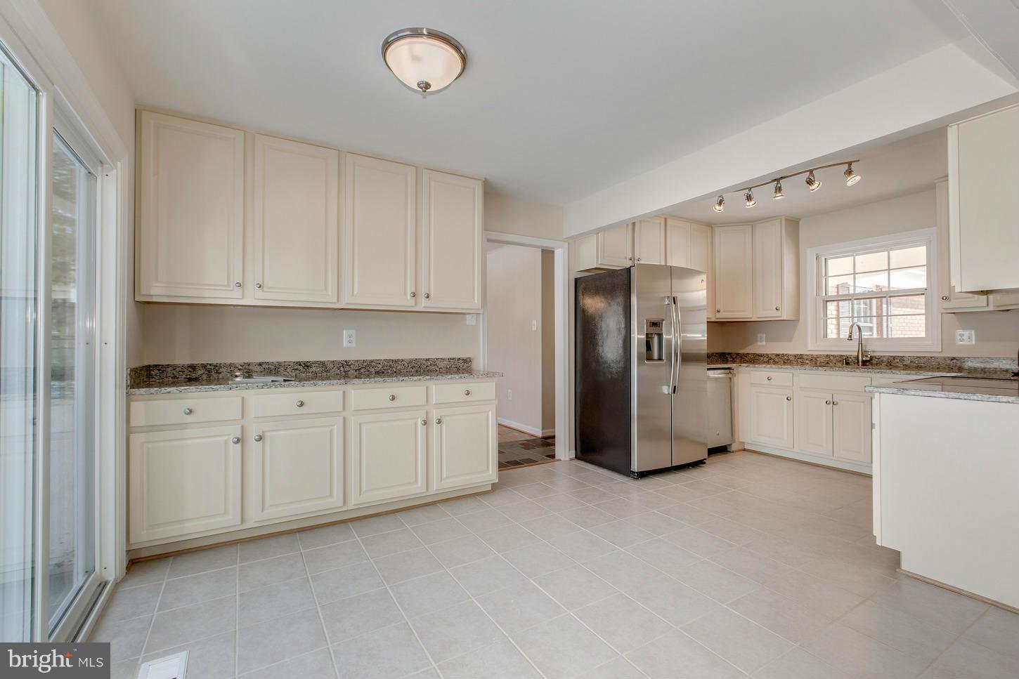 3101 Birchtree Lane Silver Spring, MD 20906 - Photo 5 of 29 Kitchen with Tablespace