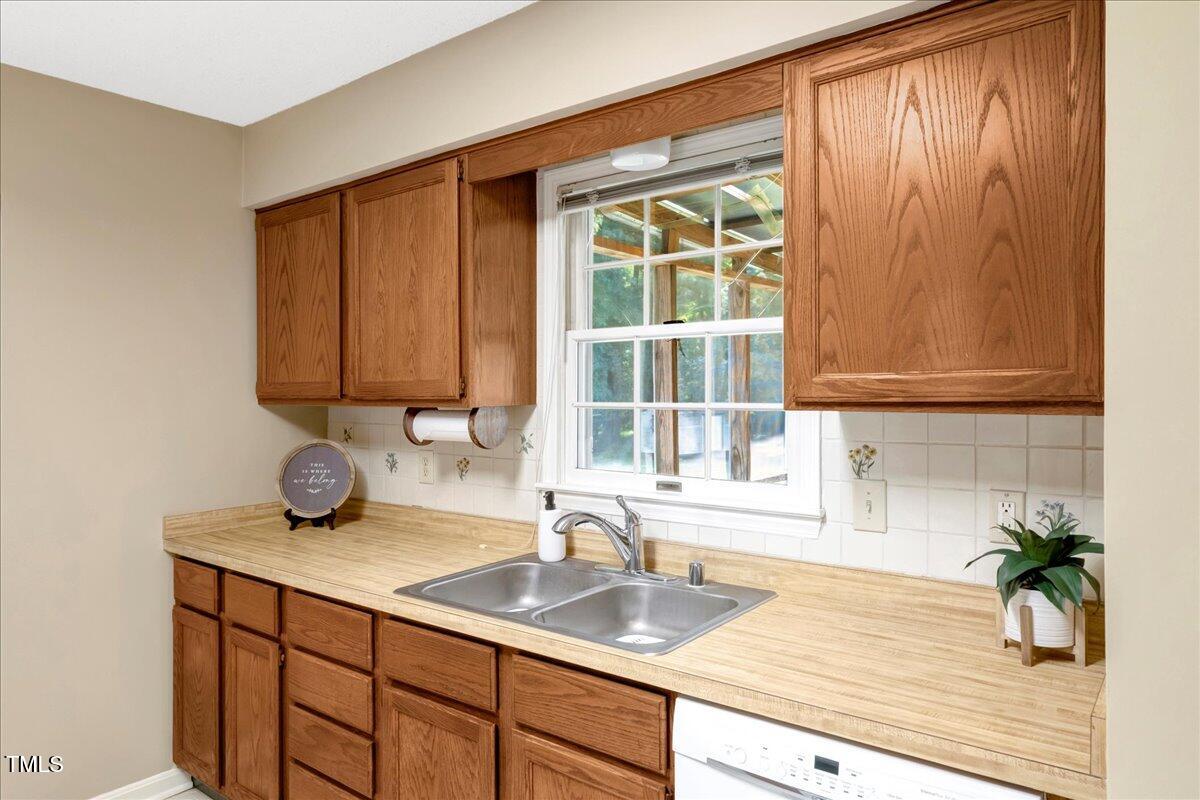 811 Avalon Road Durham, NC 27704 - Photo 7 of 31 32-DSC03308