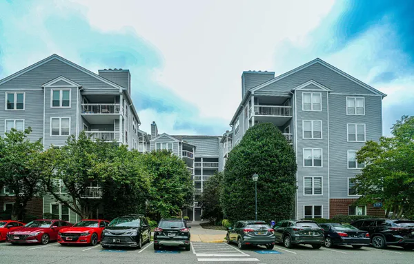 $292,000 | 3176 Summit Square Drive, Unit 4C5, Oakton, VA 22124