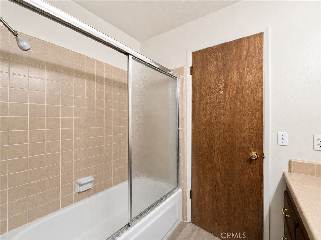 2180 Bellevue Road Atwater, CA 95301 - Photo 28 of 31 a bathroom with a shower and a tub