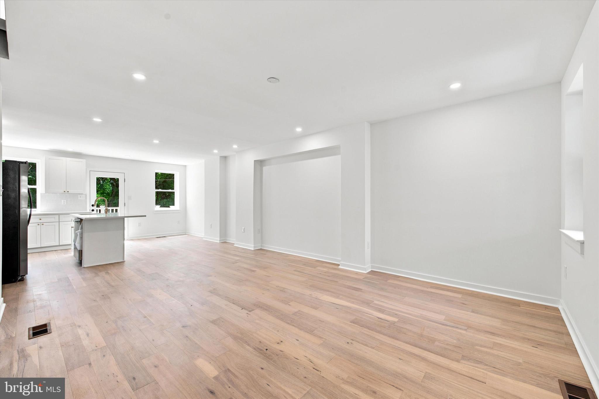 258 Rochelle Avenue Philadelphia, PA 19128 - Photo 6 of 26 Main Floor