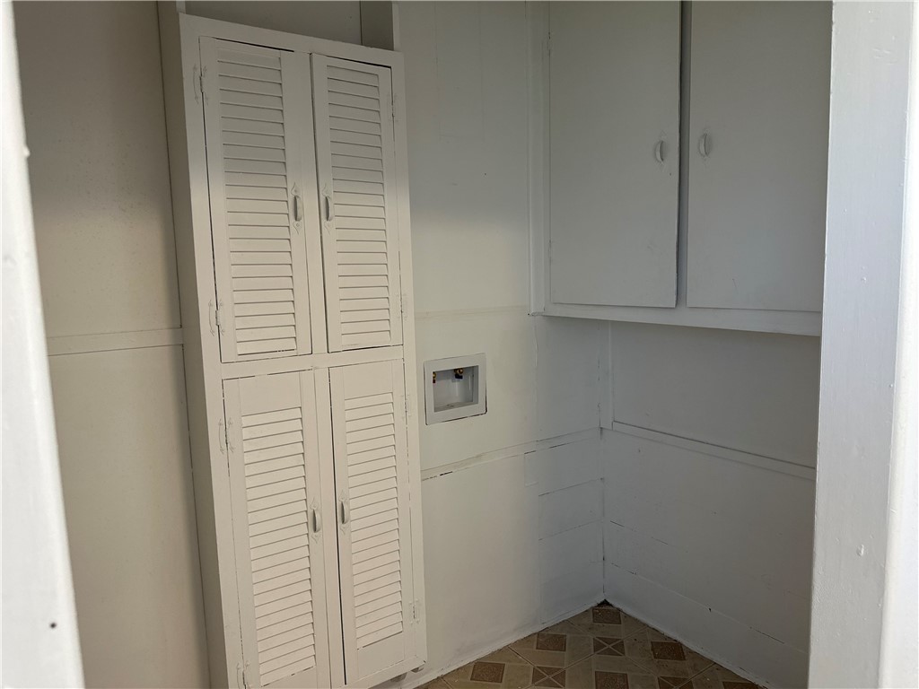 317 Redwood Drive Mathis, TX 78368 - Photo 13 of 26 a bathroom with a window