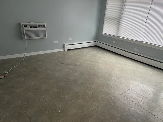 $1,000 | 13940 South Edbrooke Avenue, Unit 2W, Riverdale, IL 60827