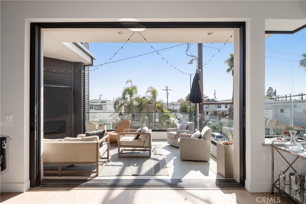 3218 Morningside Drive Hermosa Beach, CA 90254 - Photo 29 of 43 a living room with furniture