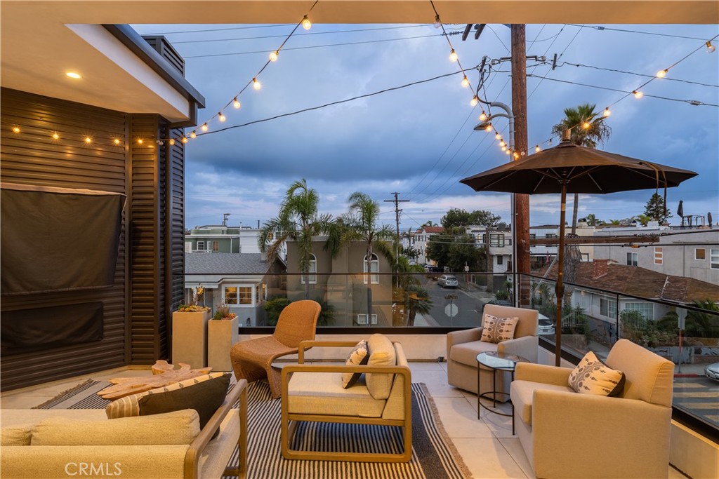 3218 Morningside Drive Hermosa Beach, CA 90254 - Photo 41 of 43 a outdoor space with patio the couches and a potted plant