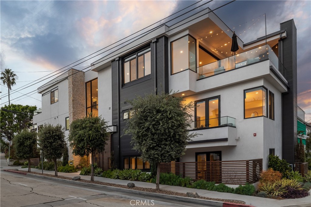 3218 Morningside Drive Hermosa Beach, CA 90254 - Photo 43 of 43 a front view of a building