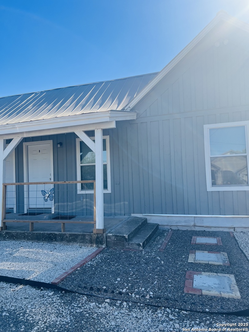 a view of a backyard