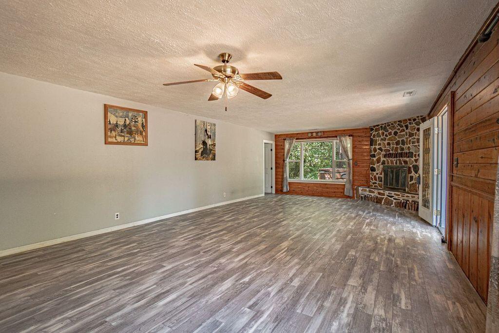 4942 Old Stage Road Central Point, OR 97502 - Photo 4 of 36 elFUmaFM