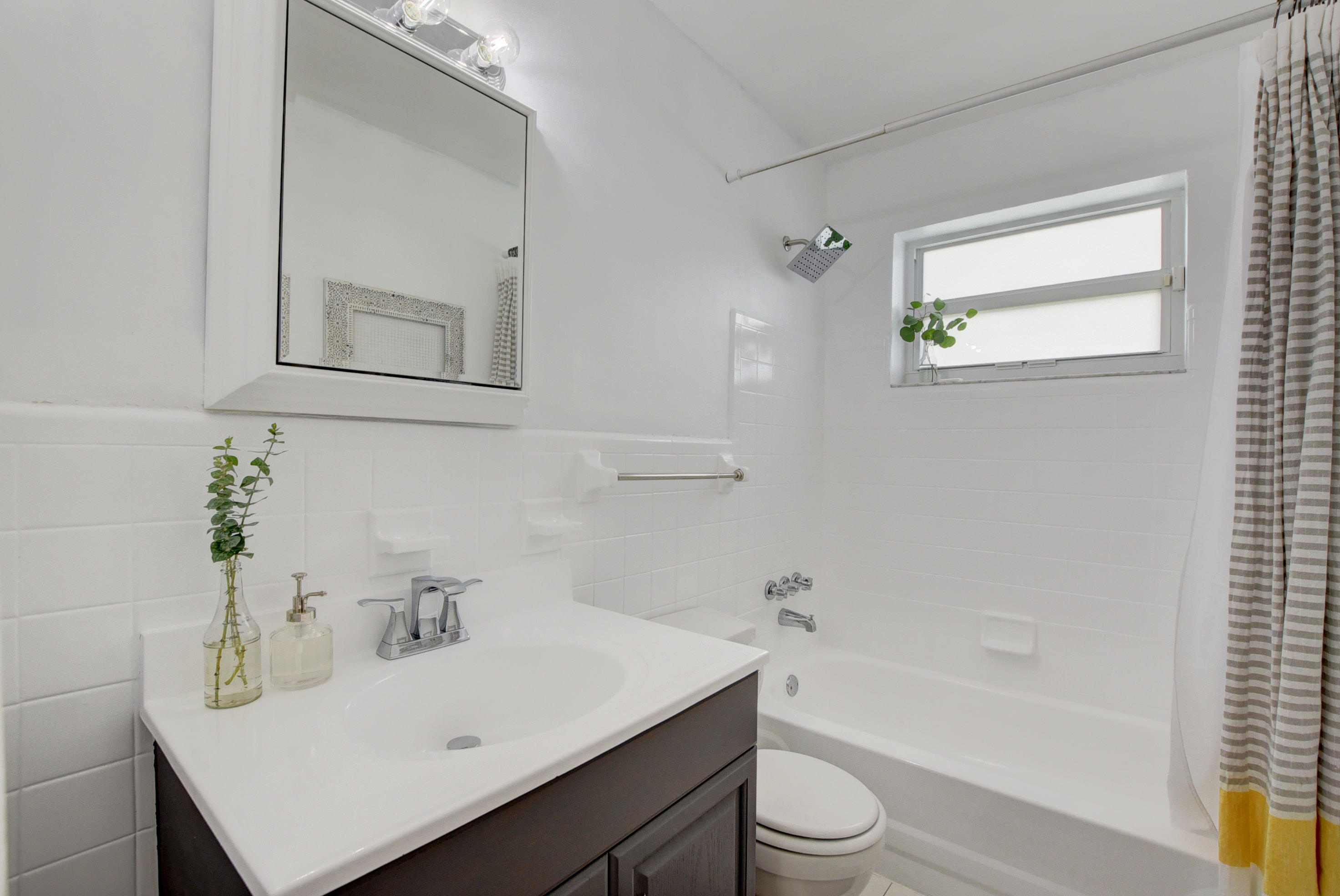 418 Southwest 14th Avenue Delray Beach, FL 33444 - Photo 17 of 29 Guest Bathroom