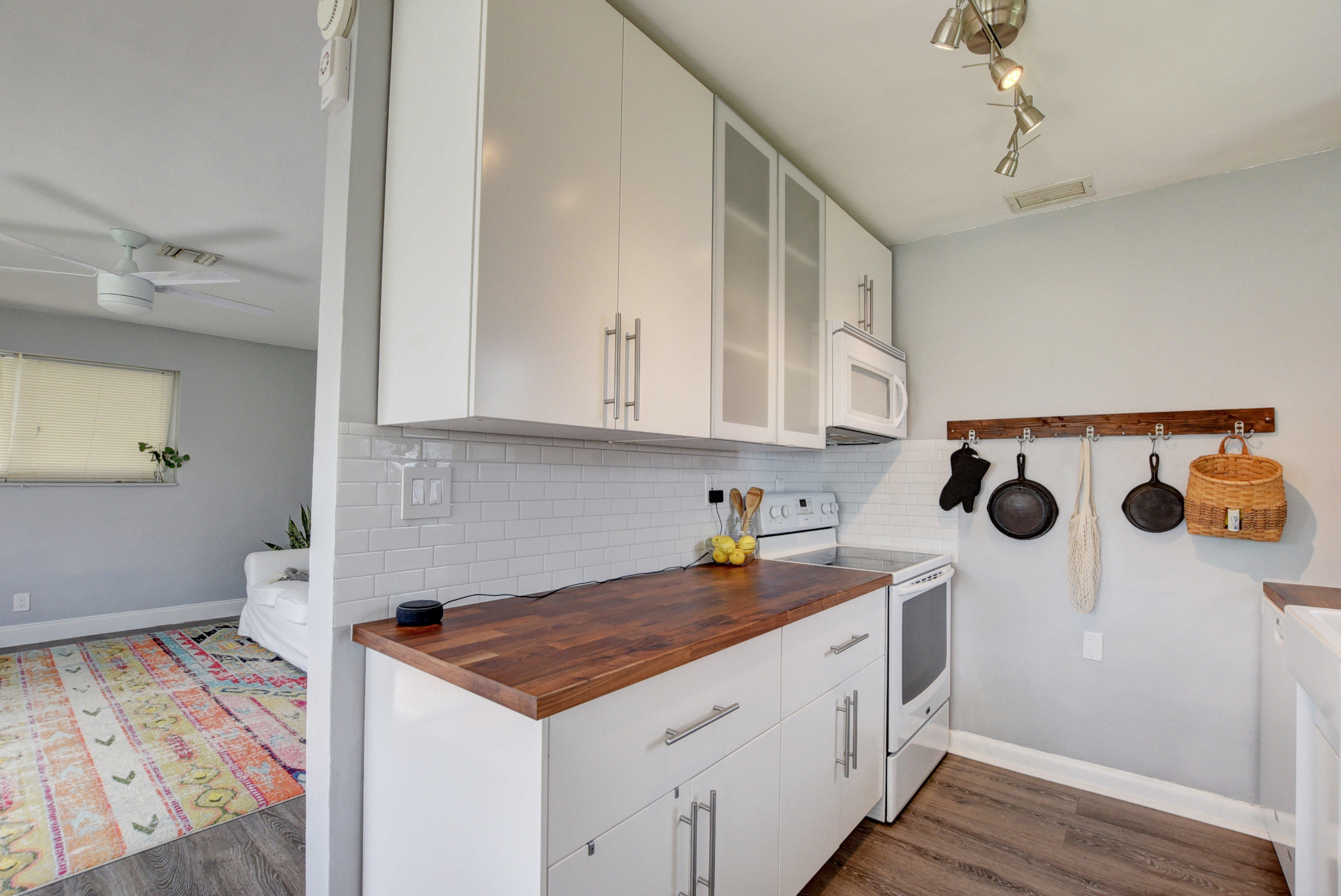 418 Southwest 14th Avenue Delray Beach, FL 33444 - Photo 8 of 29 Kitchen w/ Frosted Glass