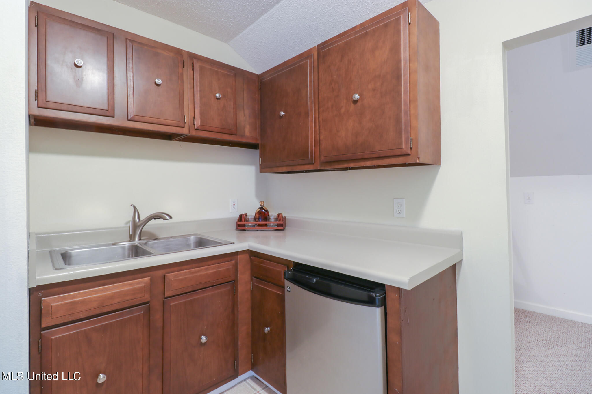 113 Ridgewood Drive Pass Christian, MS 39571 - Photo 23 of 34 kitchenette