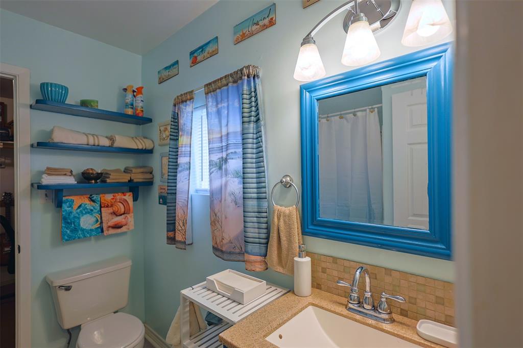 309 Tejas Trail Springtown, TX 76082 - Photo 26 of 40 a bathroom with a toilet a sink and a mirror