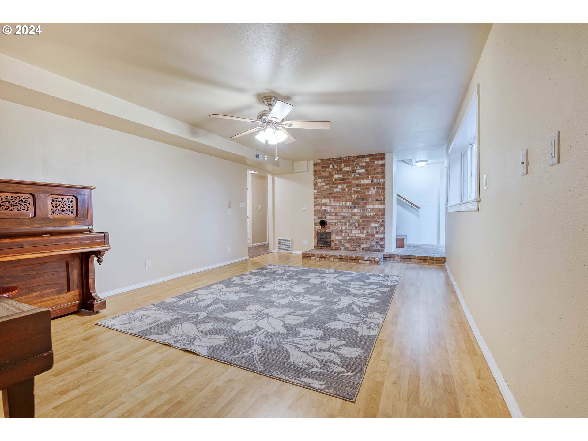 39949 Deerhorn Road Springfield, OR 97478 - Photo 21 of 47 a view of an empty room with a window