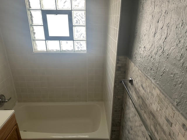 506 East 144th Place Dolton, IL 60419 - Photo 17 of 37 a bathroom with a bathtub