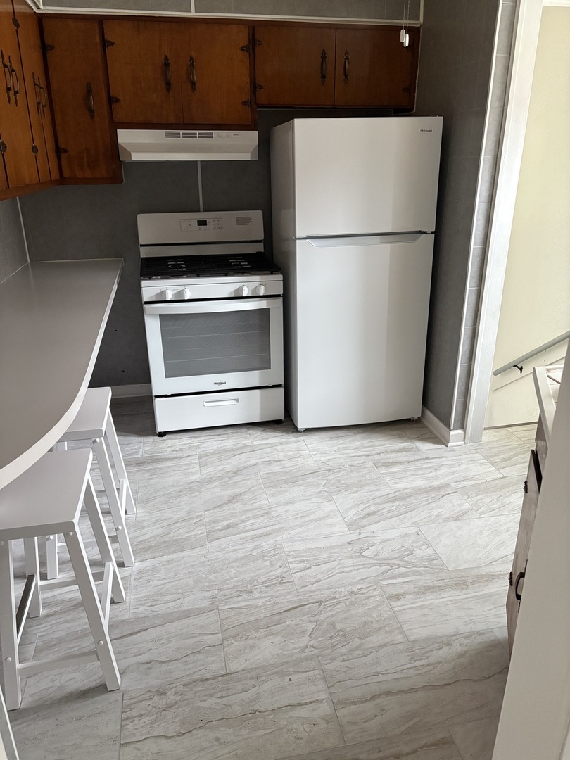 506 East 144th Place Dolton, IL 60419 - Photo 10 of 37 a view of a kitchen with wooden floor