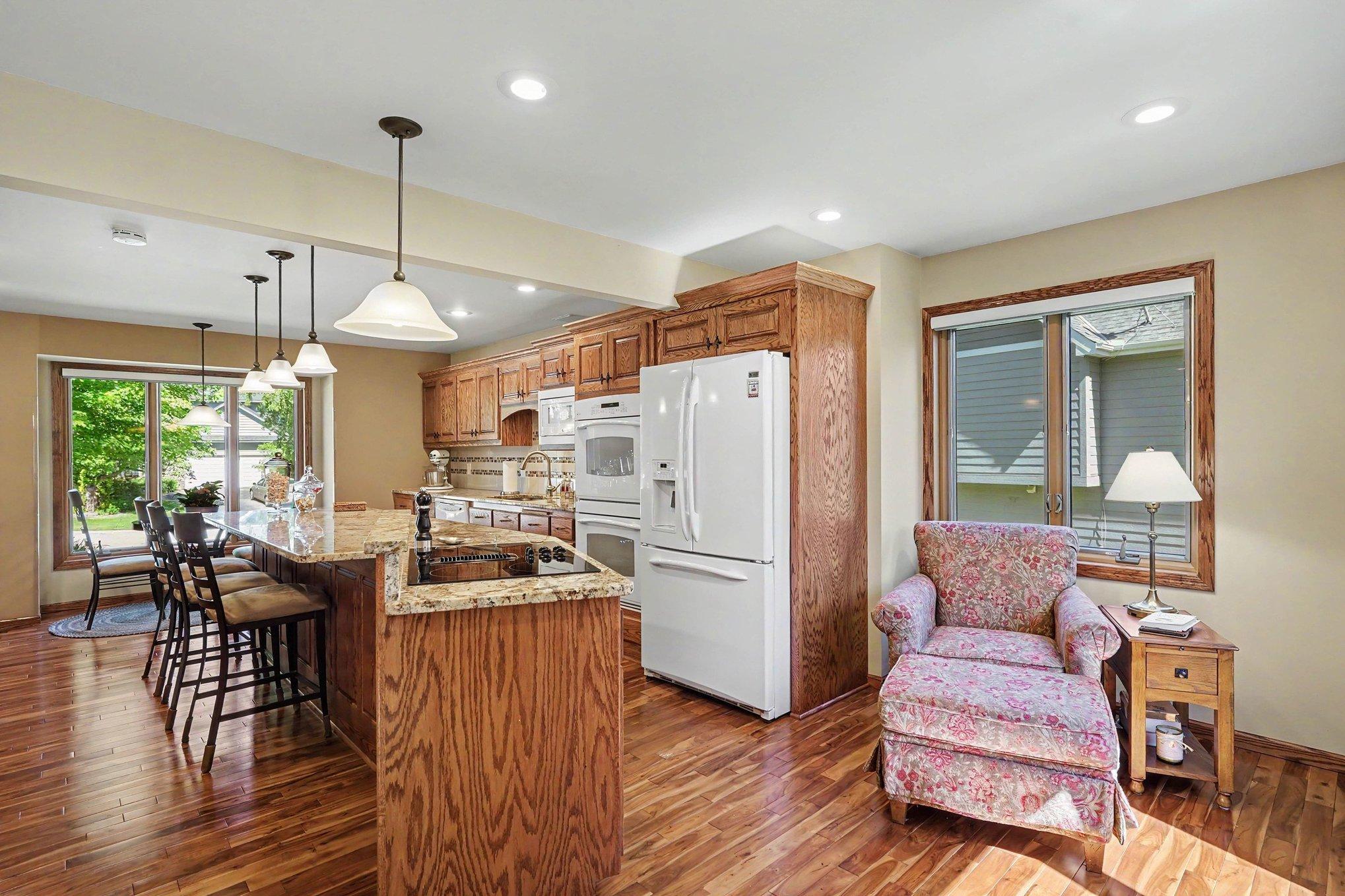 7016 Beacon Circle Eden Prairie, MN 55346 - Photo 9 of 34