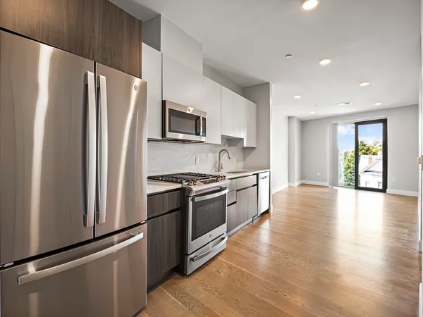 $3,275 | 9 Central Street, Unit 307, Somerville, MA 02143