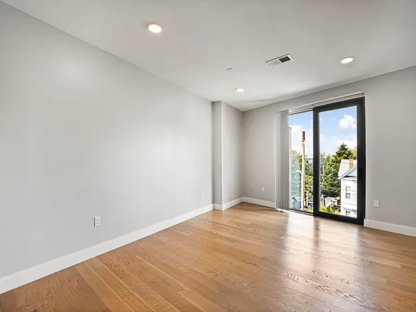 $3,275 | 9 Central Street, Unit 307, Somerville, MA 02143