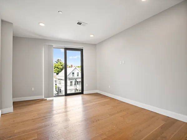 $3,275 | 9 Central Street, Unit 307, Somerville, MA 02143