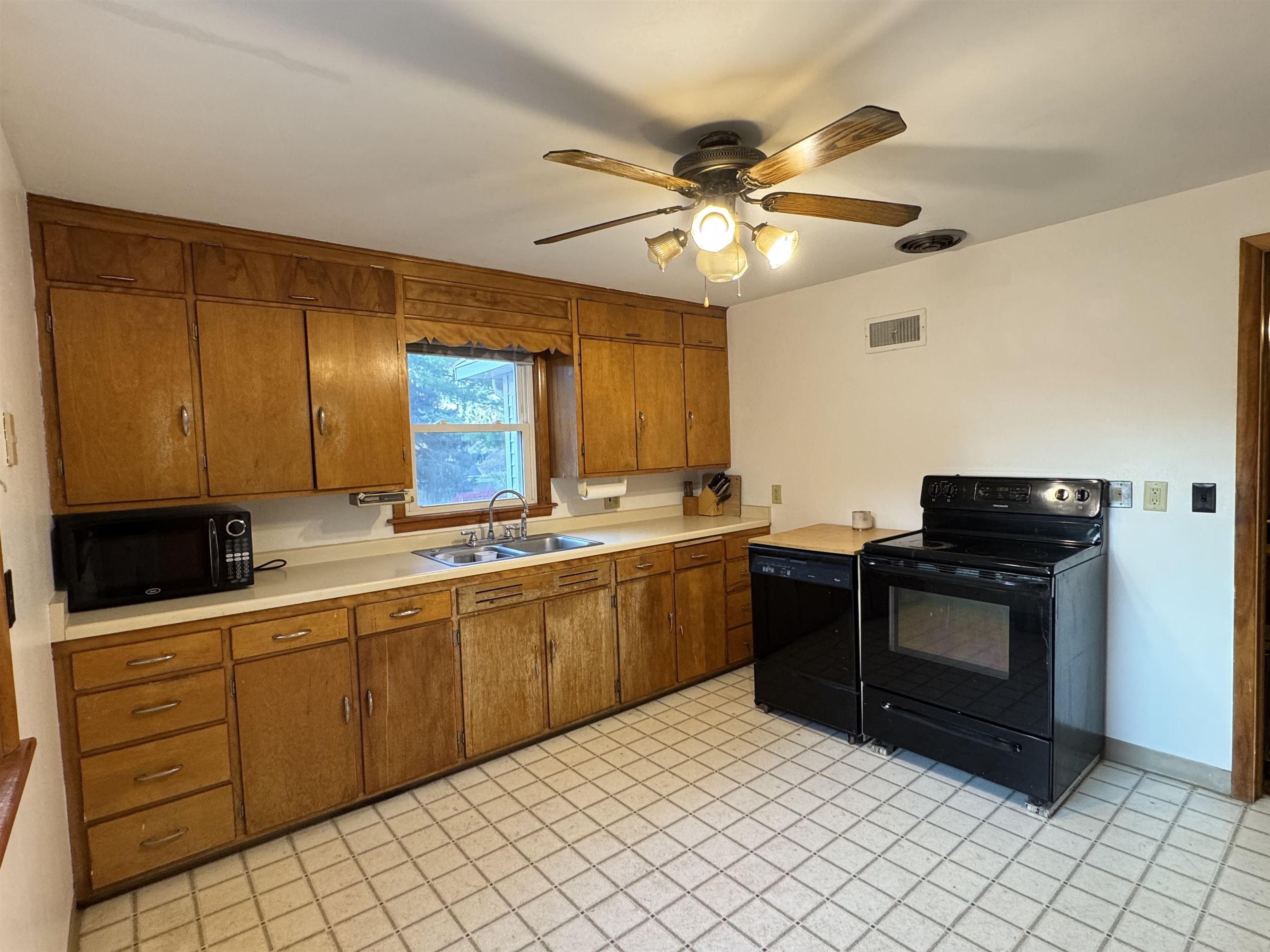 227 Windsor Street Sun Prairie, WI 53590 - Photo 22 of 36