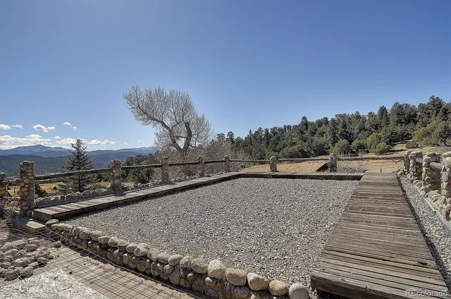 a view of a backyard