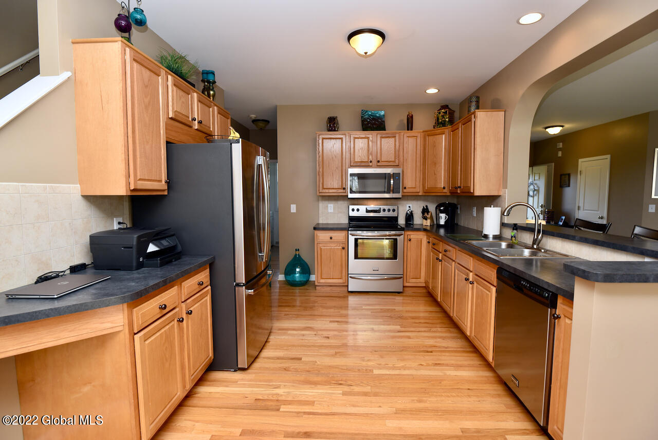 34 Avendale Drive Malta, NY 12019 - Photo 4 of 42 16