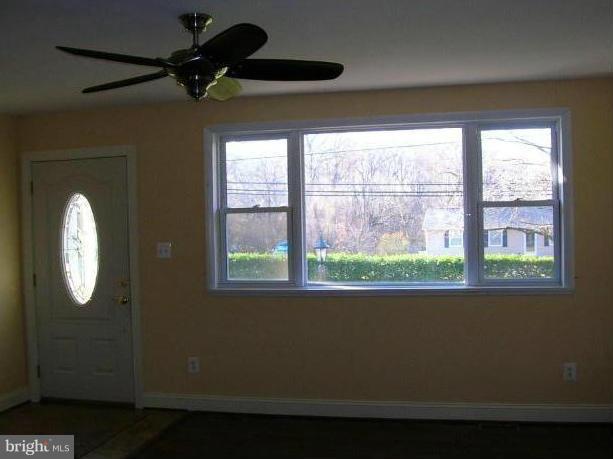 14712 Livingston Road Accokeek, MD 20607 - Photo 8 of 21 Living Room