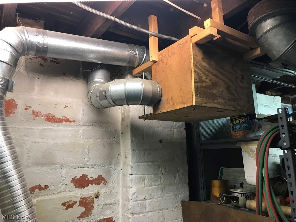 1029 Woodview Road Cleveland, OH 44121 - Photo 31 of 35 This fan (wood box) will NOT stay